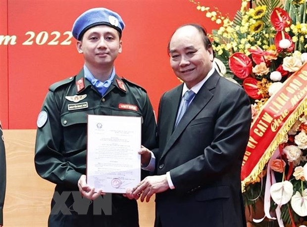 Chủ tịch nước Nguyễn Xuân Phúc trao Quyết định cho Trung tá Nguyễn Ngọc Hải làm nhiệm vụ tại Trụ sở Liên hợp quốc. (Ảnh: Thống Nhất/TTXVN)