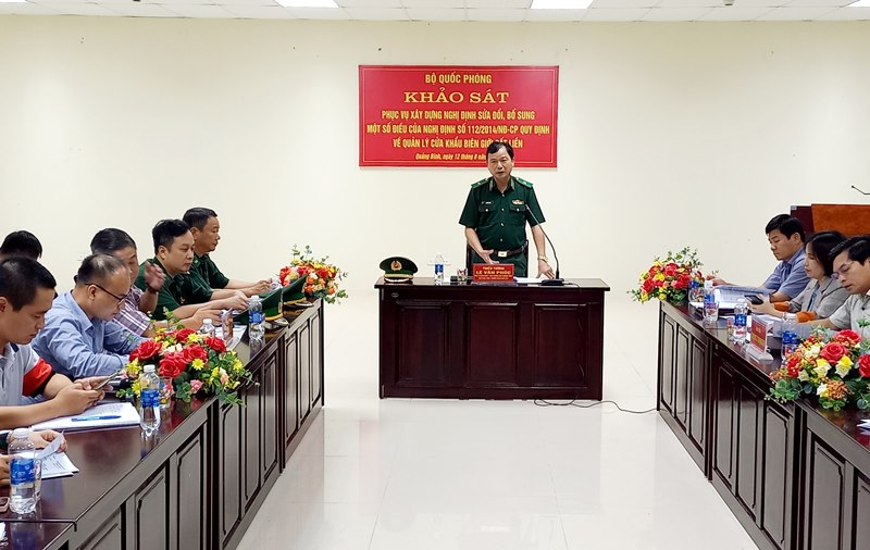 Thiếu tướng Lê Văn Phúc, Phó Tư lệnh BĐBP phát biểu tại buổi làm việc với lãnh đạo và các cơ quan chức năng của tỉnh.