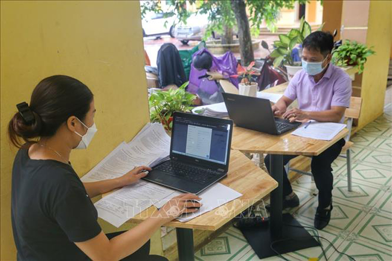 Cập nhật dữ liệu tiêm vaccine vào hệ thống cho học sinh trường Tiểu học Tản Lĩnh, huyện Ba Vì, Hà Nội. Ảnh minh họa: Tuấn Đức/TTXVN