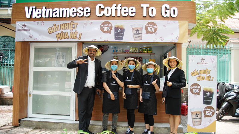  Du khách nước ngoài tham quan, thưởng thức cà phê Hạnh phúc.
