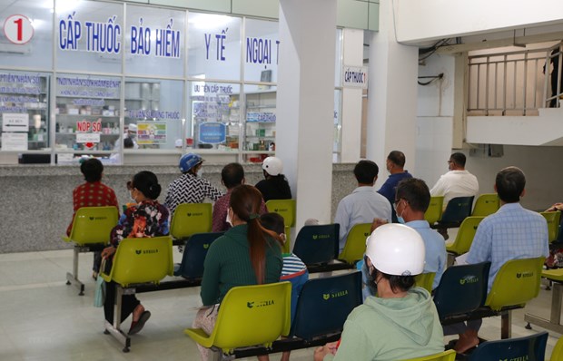 Bệnh nhân chờ nhận thuốc bảo hiểm y tế tại Bệnh viện đa khoa tỉnh Bạc Liêu. (Ảnh: Tuấn Kiệt/TTXVN)