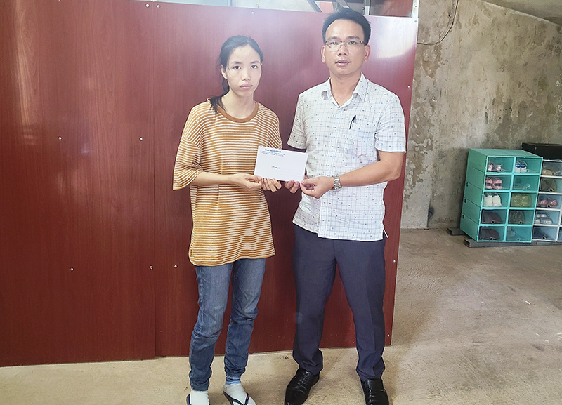 Phóng viên Báo Quảng Bình trao tiền hỗ trợ của bạn đọc cho gia đình chị Nguyễn Thị Hướng, xã Liên Trạch (Bố Trạch).