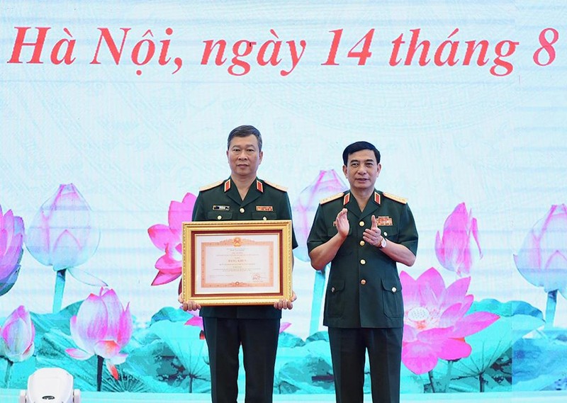 Đại tướng Phan Văn Giang trao Bằng khen của Thủ tướng Chính phủ tặng Bộ Tư lệnh Bảo vệ Lăng Chủ tịch Hồ Chí Minh.