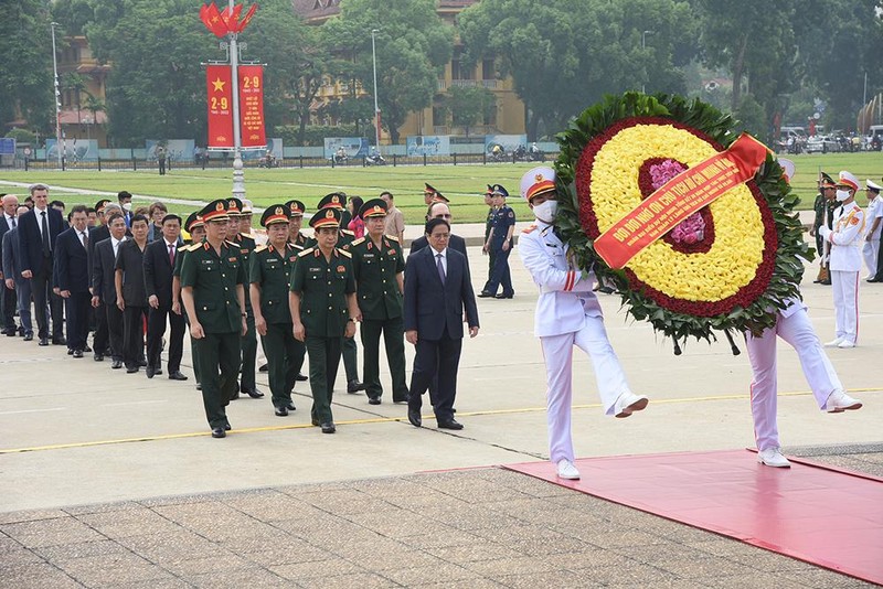 Thủ tướng Phạm Minh Chính và các đại biểu đặt vòng hoa và vào Lăng viếng Chủ tịch Hồ Chí Minh.