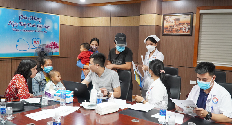Các chuyên gia tiến hành khám khám sàng lọc cho trẻ khuyết tật tại Bệnh viện Hữu nghị Việt Nam-Cuba Đồng Hới.