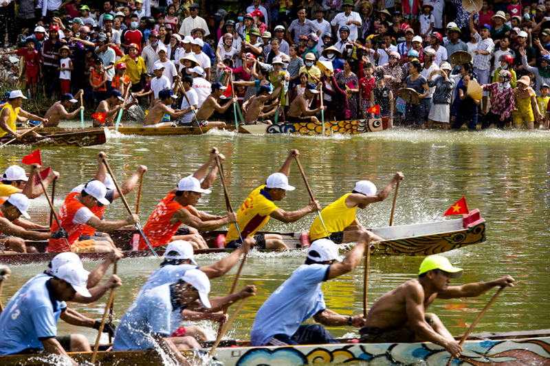 Lễ hội bơi, đua thuyền truyền thống trên sông Kiến Giang (Lệ Thủy)     Ảnh: Hoàng An