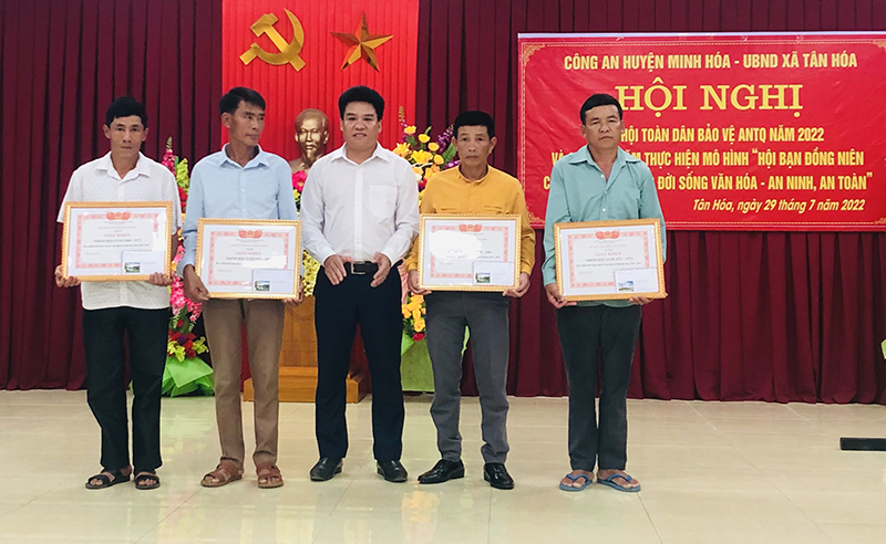 Đảng ủy xã Tân Hóa tặng giấy khen cho các cá nhân có thành tích sinh hoạt trong “Hội bạn đồng niên chung tay xây dựng đời sống văn hóa, an ninh, an toàn”.