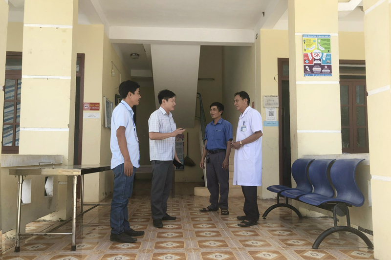 CDC Quảng Bình trao đổi, hướng dẫn Trạm Y tế xã Lâm Thủy tăng cường giám sát địa bàn để phối hợp xử lý kịp thời không để người dân tử vong do bệnh dại.