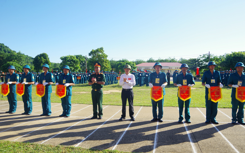 Đồng chí Phó Chủ tịch UBND tỉnh Phan Mạnh Hùng và lãnh đạo Bộ Chỉ huy Quân sự tỉnh tặng cờ lưu niệm cho các đội thi.