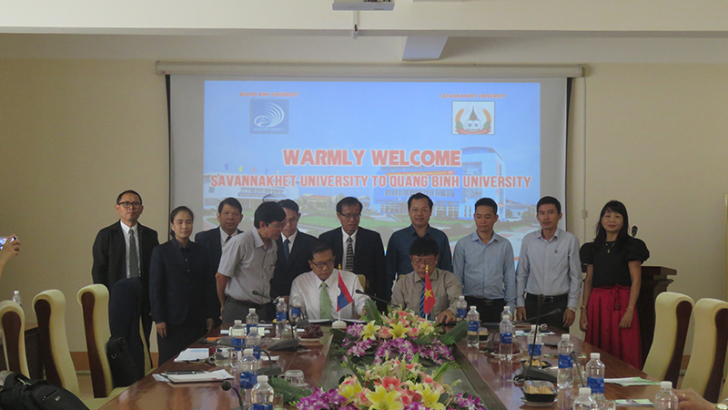 Đại diện lãnh đạo Trường Đại học Savannakhet và Trường Đại học Quảng Bình ký kết biên bản hợp tác.