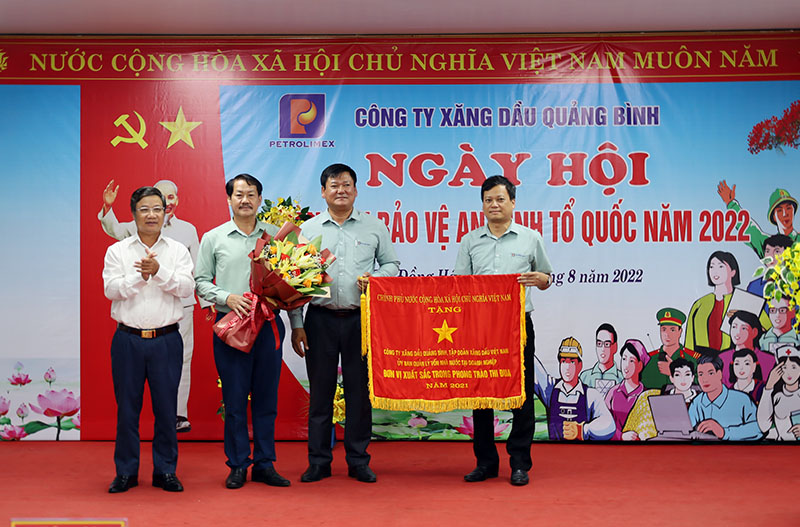 Thừa ủy quyền của Thủ tướng Chính phủ, đồng chí Cao Văn Định, Trưởng Ban Tuyên giáo Tỉnh ủy trao cờ thi đua của Chính phủ cho Công ty Xăng dầu.