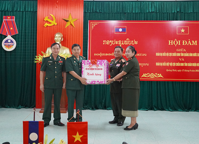 Lãnh đạo Hội CCB tỉnh Quảng Bình tặng quà lưu niệm cho Hiệp hội CCB tỉnh Khăm Muộn.