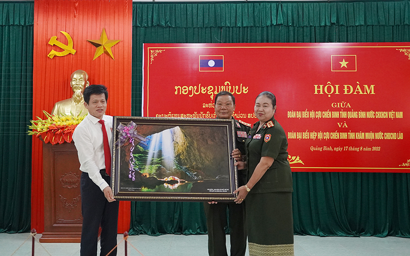 Đồng chí Trưởng ban Dân vận Tỉnh ủy Lê Văn Bảo, đại diện lãnh đạo tỉnh tặng quà lưu niệm cho Hiệp hội CCB tỉnh Khăm Muộn.
