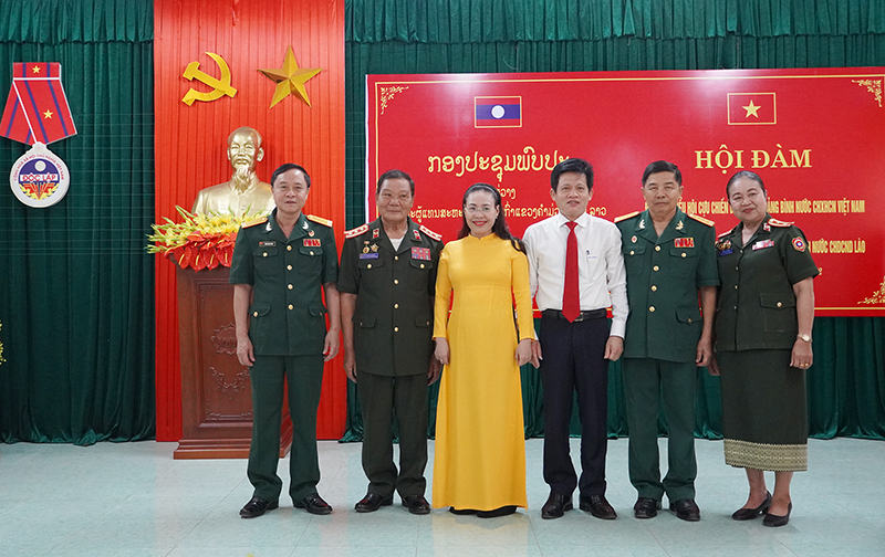 Các đồng chí lãnh đạo tỉnh Quảng Bình chụp ảnh lưu niệm cùng Thường trực hội CCB hai tỉnh Quảng Bình và Khăm Muộn.