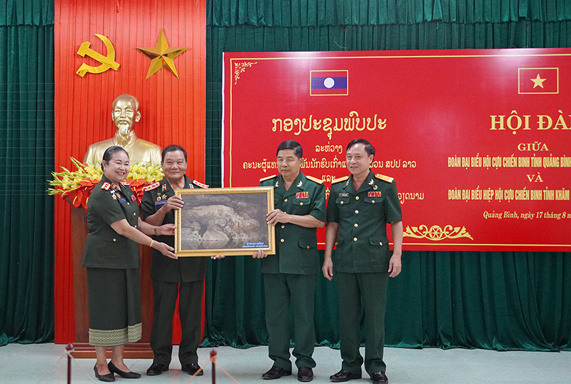 Lãnh đạo Hiệp hội CCB tỉnh Khăm Muộn tặng quà lưu niệm cho Hội CCB tỉnh Quảng Bình.