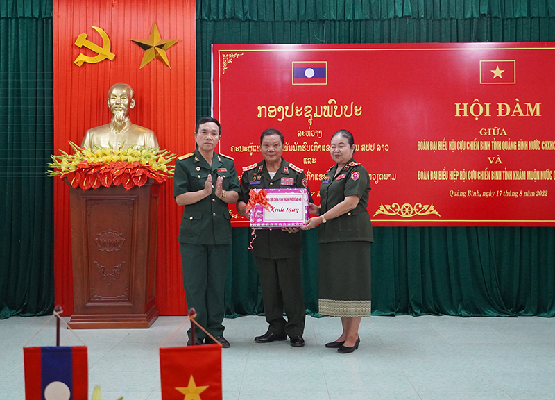 Lãnh đạo Hội CCB thành phố Đồng Hới tặng quà cho Hiệp hội CCB tỉnh Khăm Muộn.