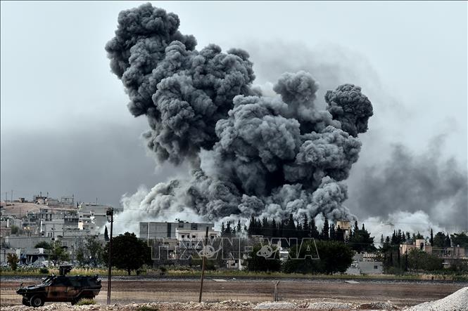 Khói bốc lên sau một cuộc không kích xuống thị trấn Ain al-Arab của Syria, giáp giới với tỉnh Sanliurfa, Thổ Nhĩ Kỳ. Ảnh (tư liệu): AFP/TTXVN