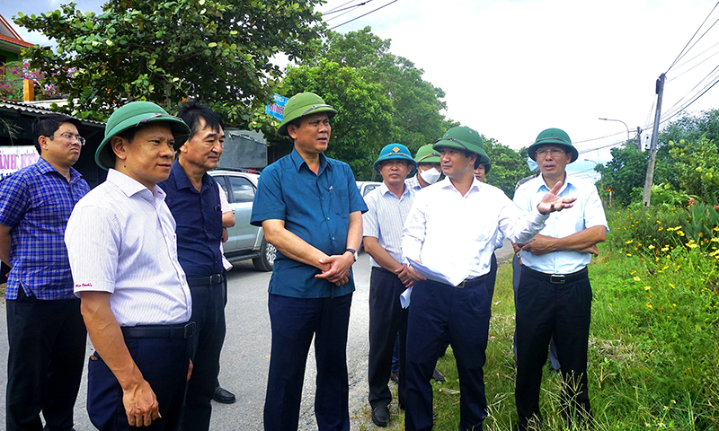 Đồng chí Chủ tịch UBND tỉnh Trần Thắng kiểm tra thực địa công tác triển khai dự án xây dựng đường bộ cao tốc Bắc-Nam trên địa bàn thị trấn Nông trường Lệ Ninh.