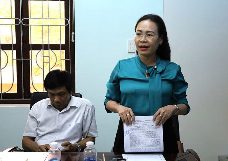 Đồng chí Chủ tịch Ủy ban MTTQVN tỉnh Phạm Thị Hân phát biểu thảo luận tại buổi làm việc.