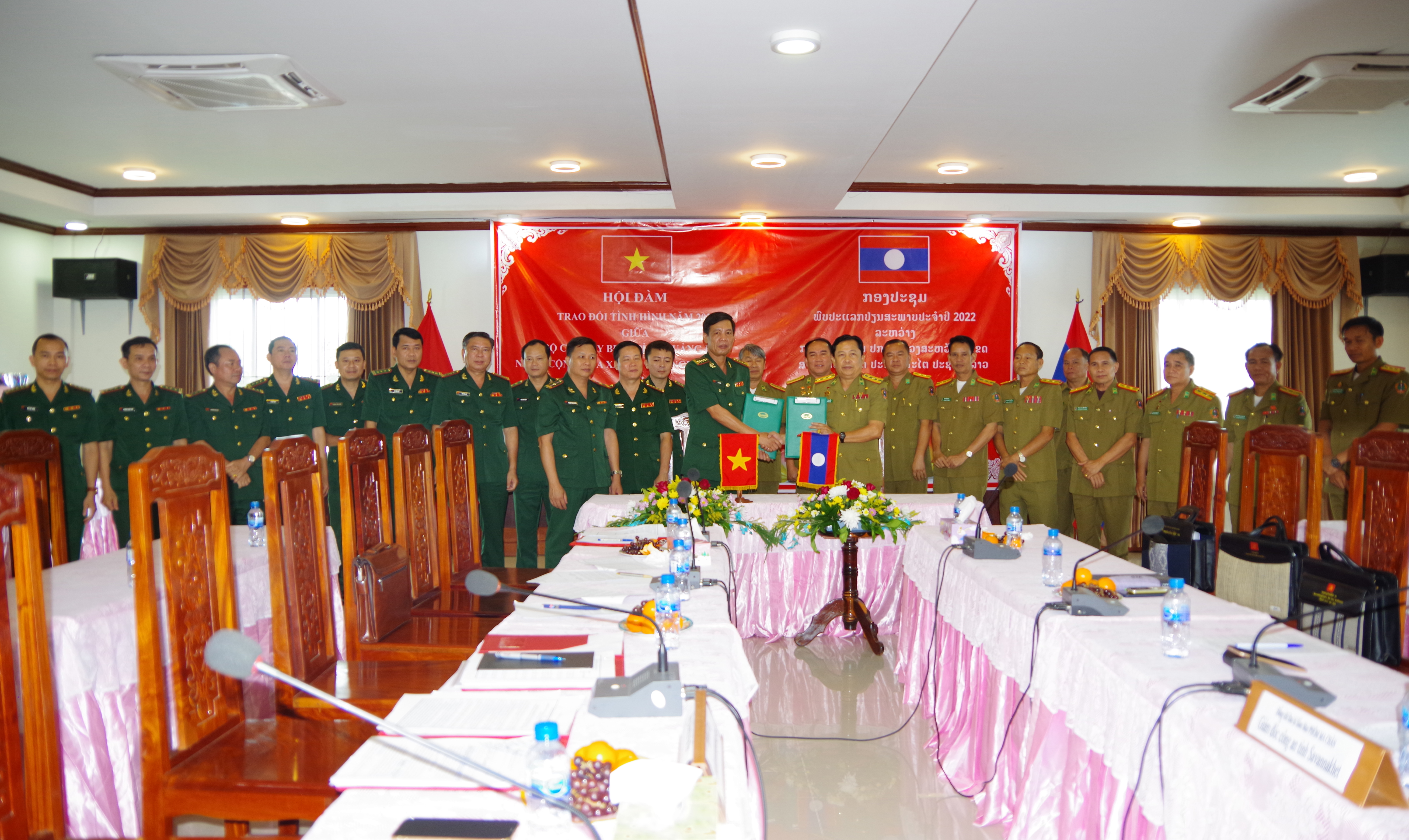 Đại tá Lê Văn Tiến, Chính ủy BĐBP Quảng Bình và đại tá Sổm Mai Phôm Ma Chăn, Giám đốc Công an tỉnh Savannakhet ký kết và trao đổi biên bản Hội đàm năm 2022 giữa hai đơn vị.