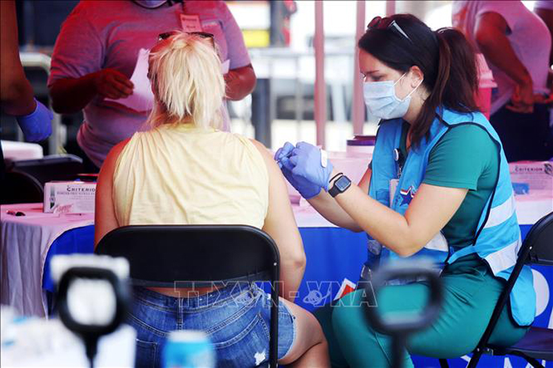 Nhân viên y tế tiêm vaccine phòng bệnh đậu mùa khỉ cho người dân tại New Orleans, Mỹ, ngày 13/8/2022. Ảnh: THX/TTXVN