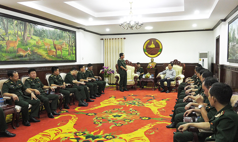 Đại tá Đinh Xuân Hùng, Chính ủy BĐBP Quảng Trị báo cáo kết quả hội đàm tại buổi tiếp đón