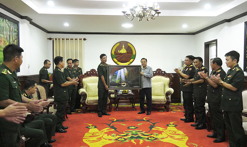 Đại tá Lê Văn Tiến, Chính ủy BĐBP Quảng Bình trao tặng bức tranh kỳ quan Động Phong Nha cho Ủy ban chính quyền tỉnh Savannakhet (Lào)