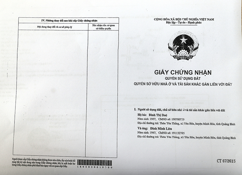 GCNQSDĐ được cấp đổi mới cho ông, bà Đinh Minh Liêu, Đinh Thị Duệ (bản photocopy do Phòng TN-MT huyện Minh Hóa cung cấp).