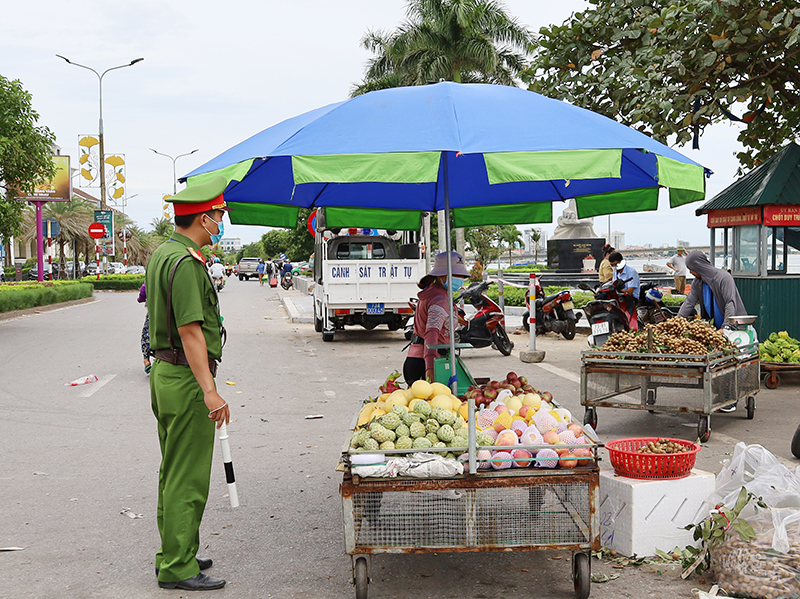 Công an phường Đồng Hải bảo đảm ANTT tại khu vực chợ Đồng Hới.