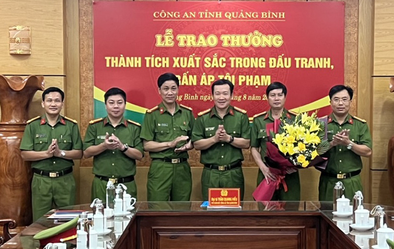 Đại tá Trần Quang Hiếu, Phó Giám đốc Công an tỉnh trao thưởng cho các đơn vị PC04, Công an TP. Đồng Hới và Công an huyện Bố Trạch trong vụ án.