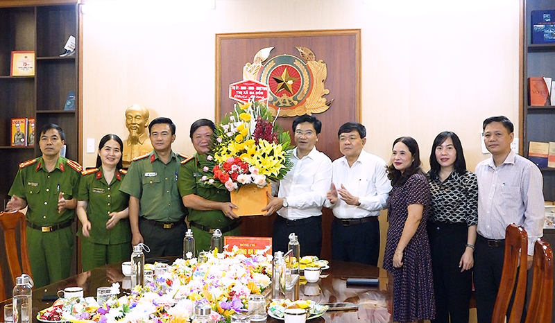 Bí thư Thị ủy Ba Đồn đã tặng hoa chúc mừng lực lượng công an thị xã