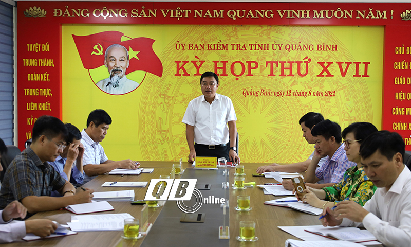 Đồng chí Chủ nhiệm UBKT Tỉnh ủy Đinh Hữu Thành phát biểu tại kỳ họp.
