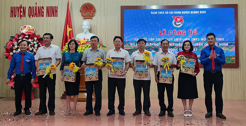 Huyện đoàn Quảng Ninh tặng tập sách cho các đại biểu.