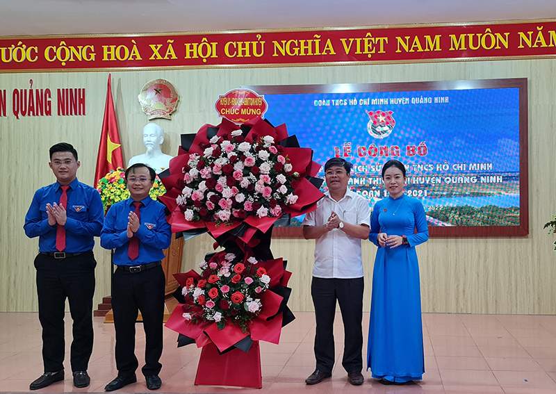Lãnh đạo huyện Quảng Ninh tặng hoa chúc mừng lễ ra mắt tập sách.