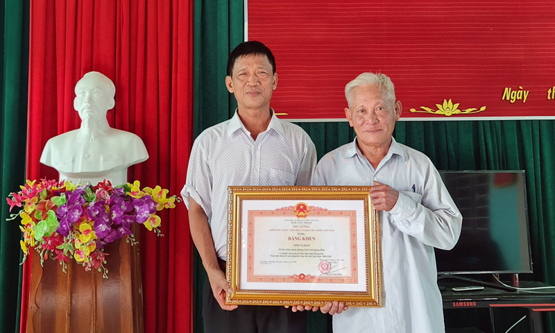 Thôn Tả Phan, xã Duy Ninh (Quảng Ninh) vinh dự được Thủ tướng Chính phủ tặng bằng khen vì đã có thành tích trong thực hiện phong trào “Toàn dân đoàn kết xây dựng đời sống văn hoá” giai đoạn 2000-2020”.