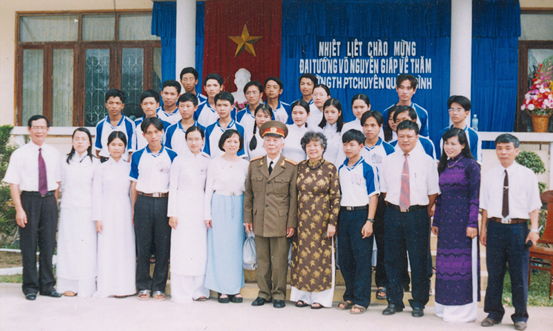  Đại tướng Võ Nguyên Giáp và phu nhân chụp ảnh lưu niệm cùng các thầy cô, học sinh Trường THPT chuyên Quảng Bình.