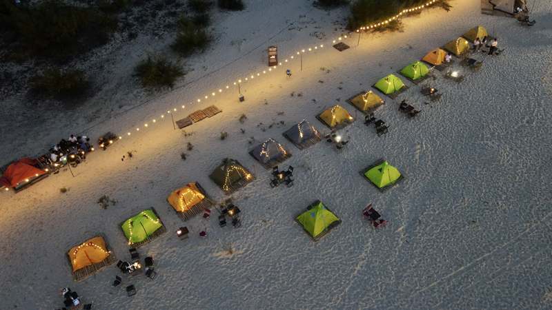 Hoạt động cắm trại trên cánh động điện gió hút khách. 
