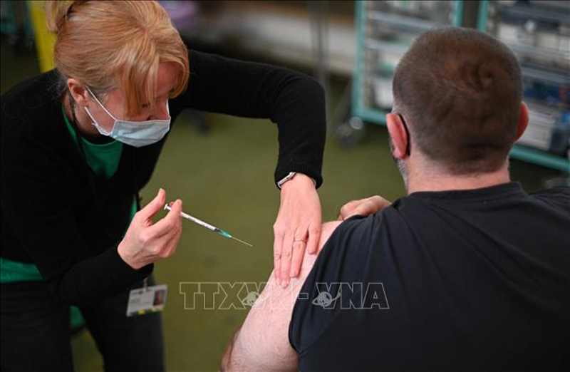 Tiêm vaccine phòng COVID-19 cho người dân tại London, Anh. Ảnh: AFP/TTXVN