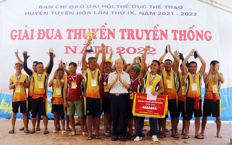Lãnh đạo huyện Tuyên Hóa trao giải nhất cho trai đua xã Thuận Hóa.