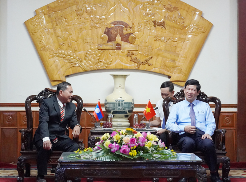 Đồng chí Phó Chủ tịch UBND tỉnh Hồ An Phong thông tin cho đoàn công tác Tòa án tỉnh Khăm Muộn về tình hình phát triển kinh tế-xã hội của tỉnh Quảng Bình.