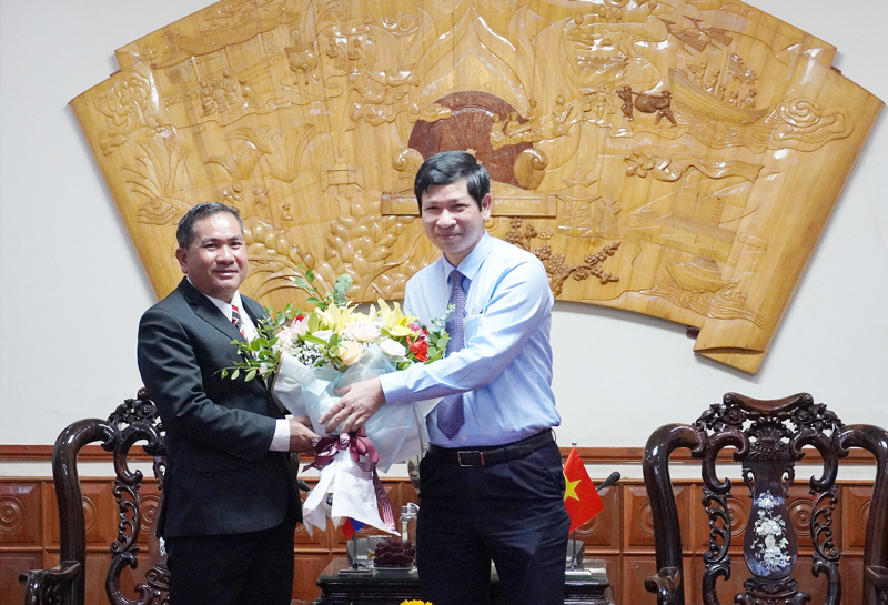  Đồng chí Phó Chủ tịch UBND tỉnh Hồ An Phong tặng hoa, chúc đoàn công tác của Tòa án tỉnh Khăm Muộn có chuyến công tác thành công tại Quảng Bình.
