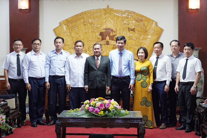Đồng chí Phó Chủ tịch UBND tỉnh Hồ An Phong chụp ảnh lưu niệm với đoàn công tác của Tòa án tỉnh Khăm Muộn.