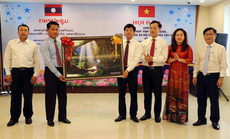 Lãnh đạo Sở Tư pháp tỉnh Quảng Bình tặng quà lưu niệm cho Sở Tư pháp tỉnh Khăm Muộn
