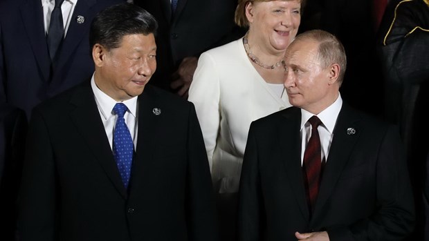 Tổng thống Nga Vladimir Putin (phải) và Chủ tịch Trung Quốc Tập Cận Bình cùng các nhà lãnh đạo thế giới tại Hội nghị thượng đỉnh G20 ở Osaka, Nhật Bản. (Ảnh: Reuters)