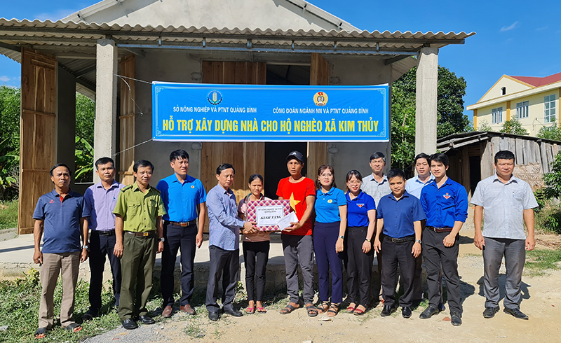 Lãnh đạo Sở NN-PTNT và Công đoàn ngành NN-PTNT trao tiền hỗ trợ làm nhà cho gia đình anh Hồ Núi ở bản Cồn Cùng, xã Kim Thuỷ.