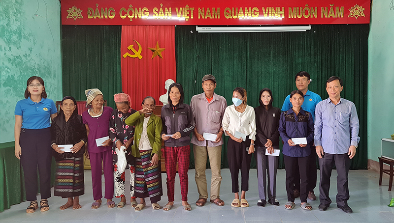 Lãnh đạo Sở NN-PTNT và Công đoàn Ngành NN-PTNT trao quà cho các gia đình có hoàn cảnh khó khăn ở xã Kim Thuỷ.