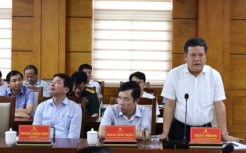 Đồng chí Bí thư Thành ủy Đồng Hới Trần Phong phát biểu tại buổi làm việc.