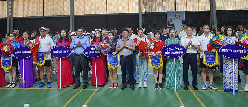Đồng chí Trưởng ban Tổ chức Tỉnh ủy Trần Vũ Khiêm cùng đại diện đơn vị trưởng khối và nhà tài trợ tặng hoa, cờ lưu niệm cho các đội tham dự hội thao.