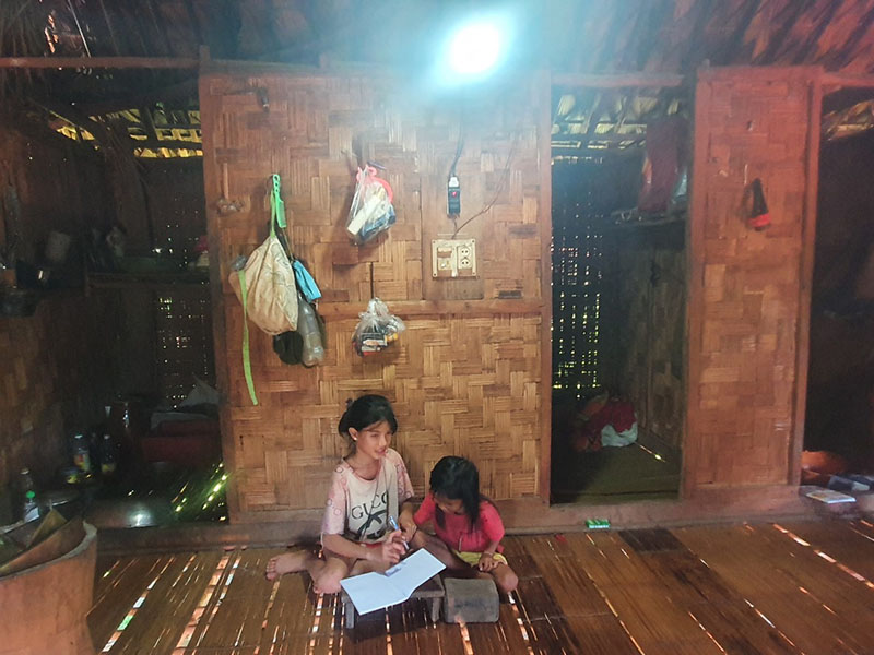 Nhờ có sự hỗ trợ tiền điện, nhiều em học sinh con em hộ nghèo được bảo đảm nguồn điện để học tập