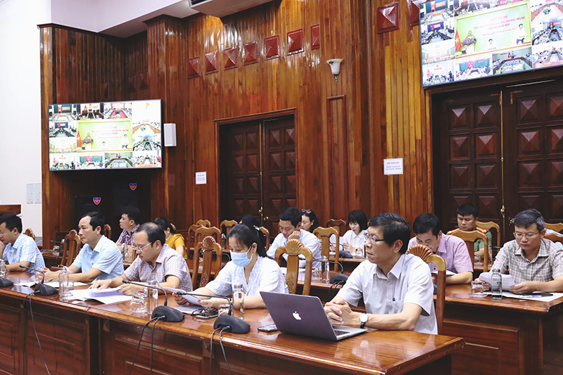  Các đại biểu tham dự hội nghị tại điểm cầu Quảng Bình. 